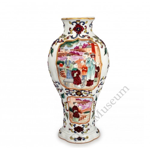 1509  A Qing period export Fencai pair vases